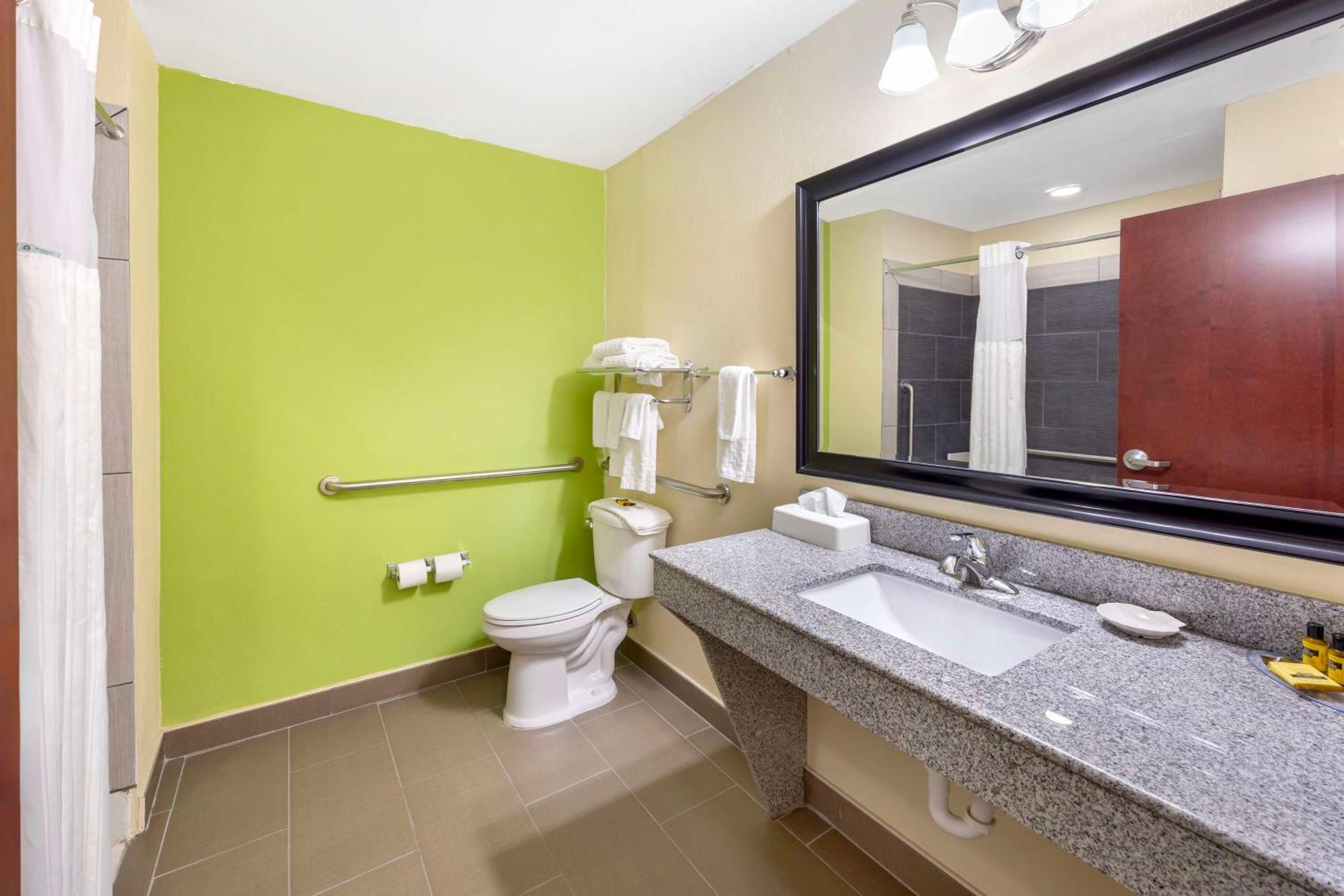 Best Western Plus Pratt Екстер'єр фото
