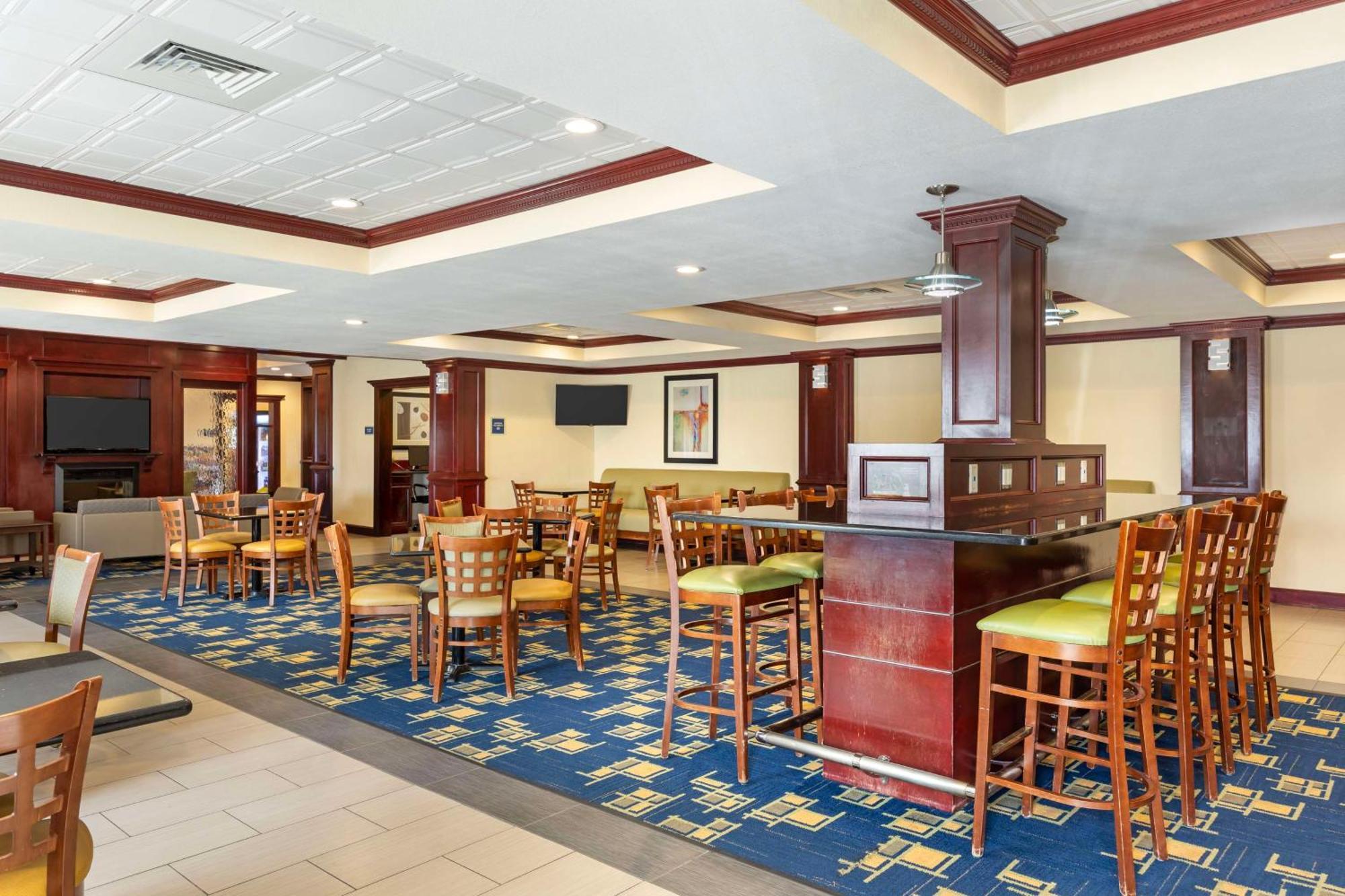 Best Western Plus Pratt Екстер'єр фото