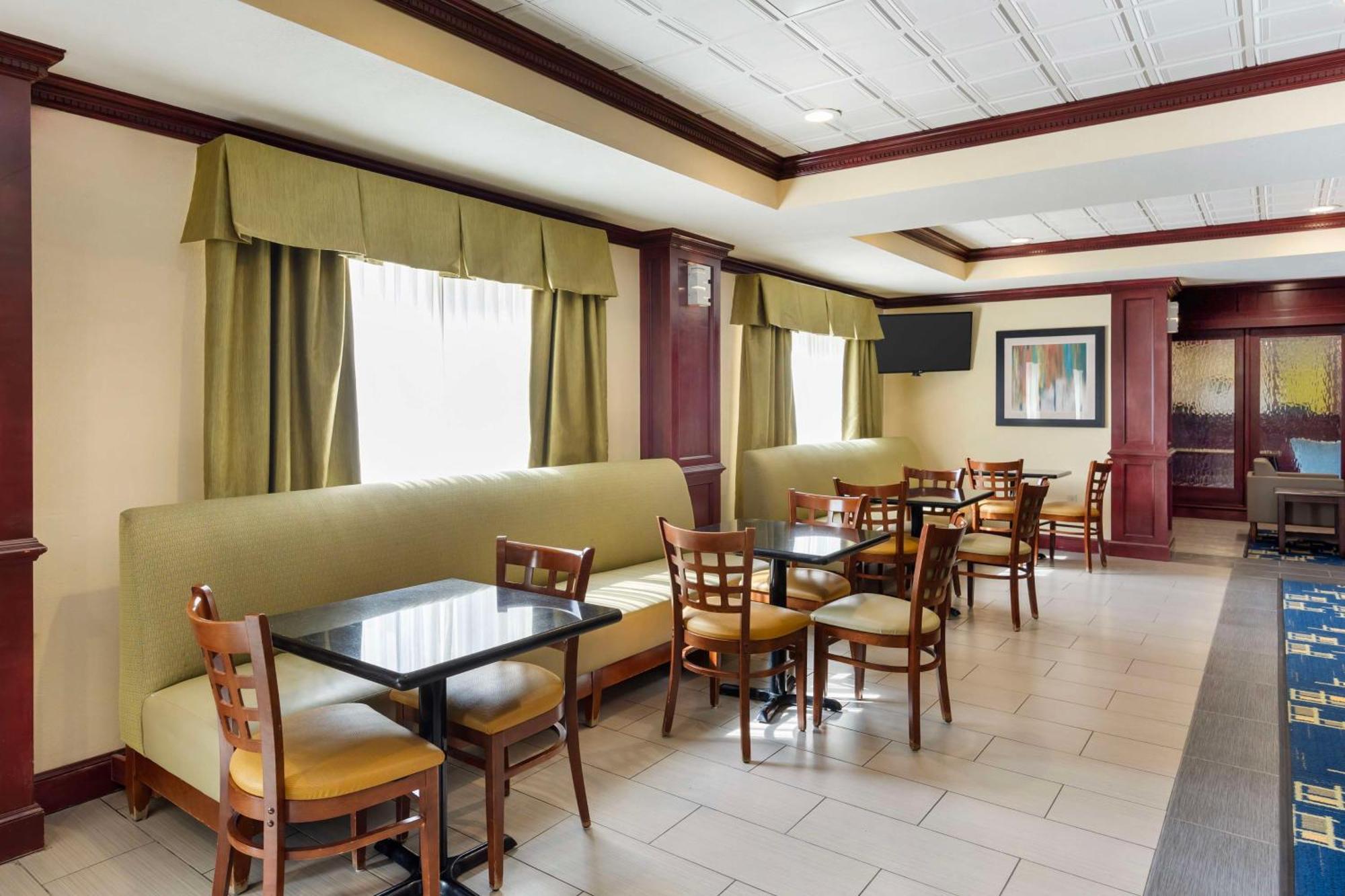 Best Western Plus Pratt Екстер'єр фото