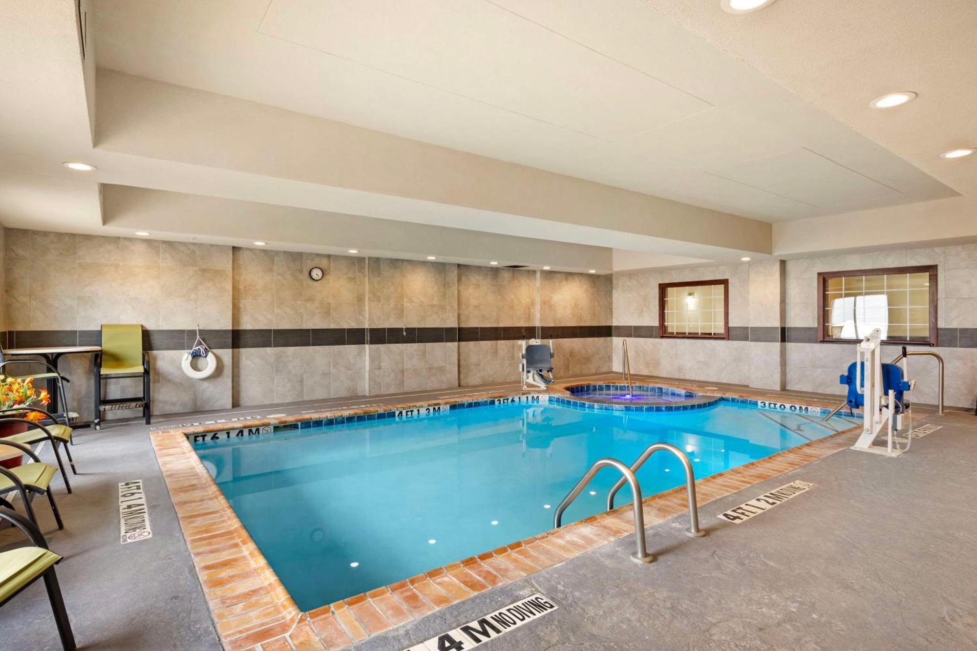 Best Western Plus Pratt Екстер'єр фото