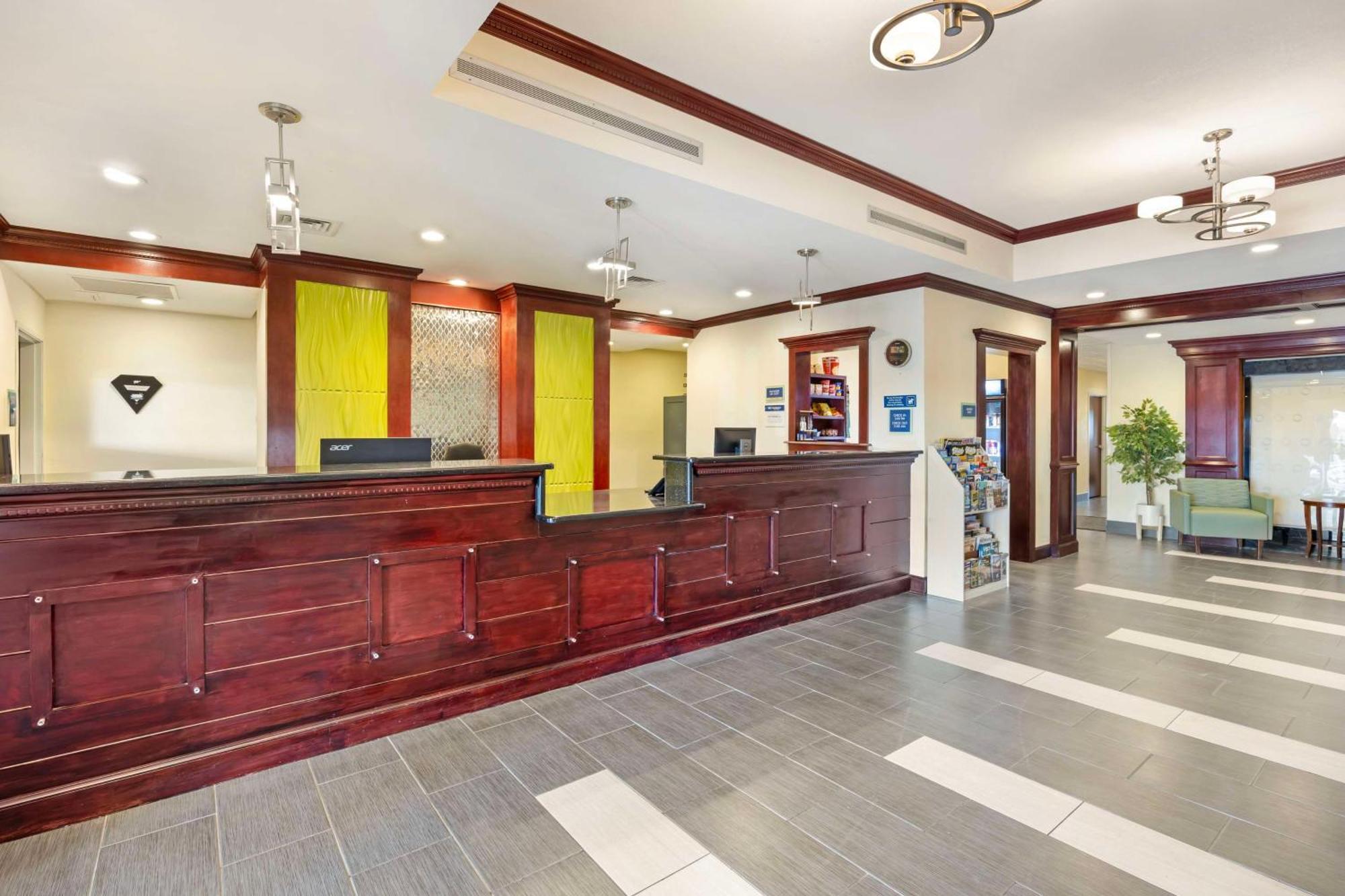Best Western Plus Pratt Екстер'єр фото
